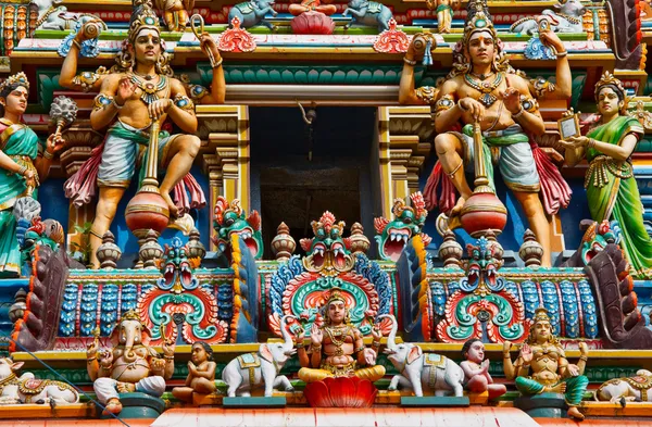 Gopuram (tour) du temple hindou — Photo
