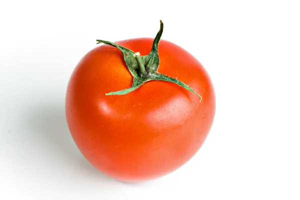Ενιαία κόκκινη ντομάτα απομονωμένη σε λευκό — Φωτογραφία Αρχείου