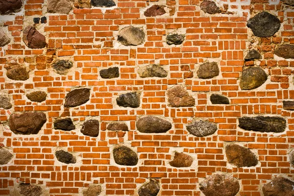 Parede de tijolo com pedras embutidas — Fotografia de Stock