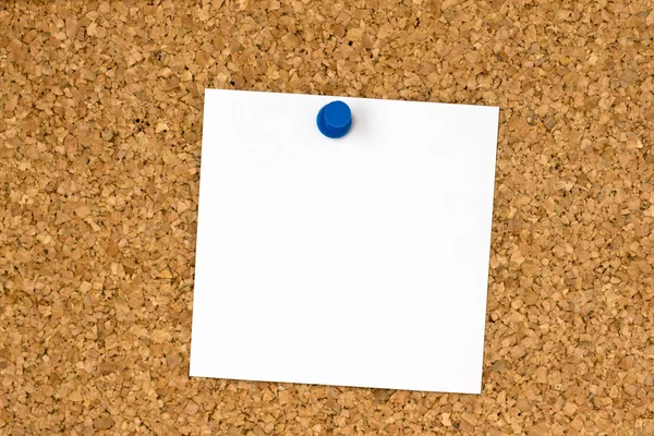 White note pinned to cork board — Stock Photo, Image
