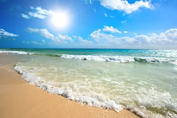 Krásná pláž a moře — Stock fotografie