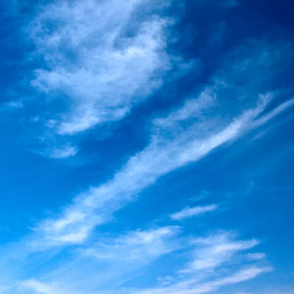 Fehér felhők az égen — Stock Fotó