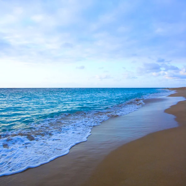 Tropik gündoğumu sırasında sakin okyanus — Stok fotoğraf