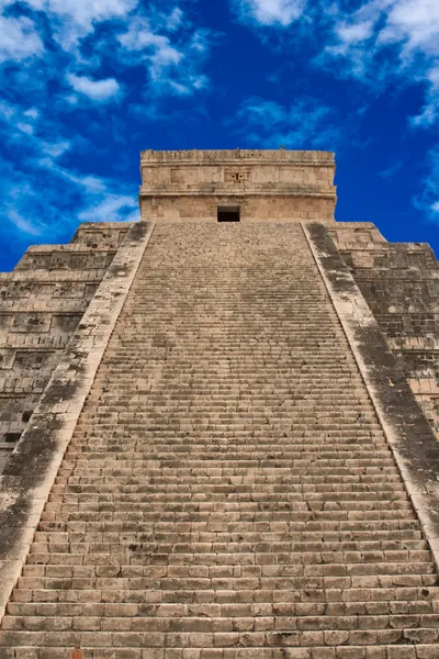 Chichen Itza Maya piramit merdivende, — Stok fotoğraf