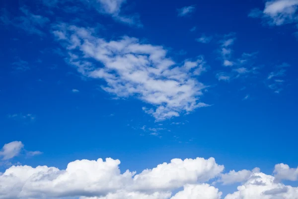 Vita moln på himlen — Stockfoto