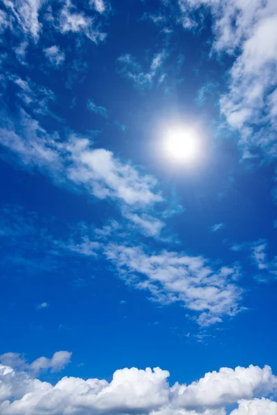 흰 구름과 하늘에 있는 태양 — 스톡 사진