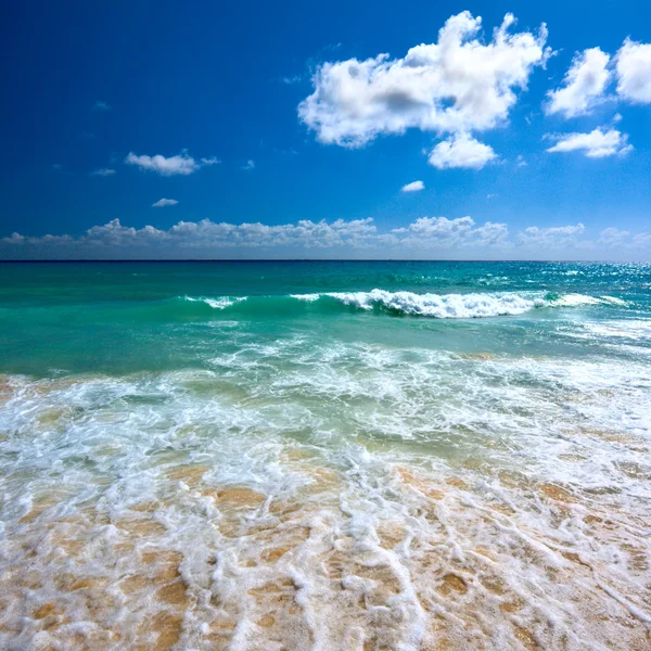 Schöner Strand und Meer — Stockfoto