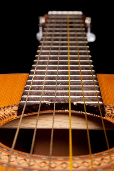 Guitarra clásica de cerca en la oscuridad — Foto de Stock