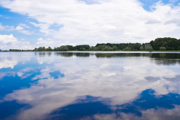 Peaceful lake — Stock Photo, Image