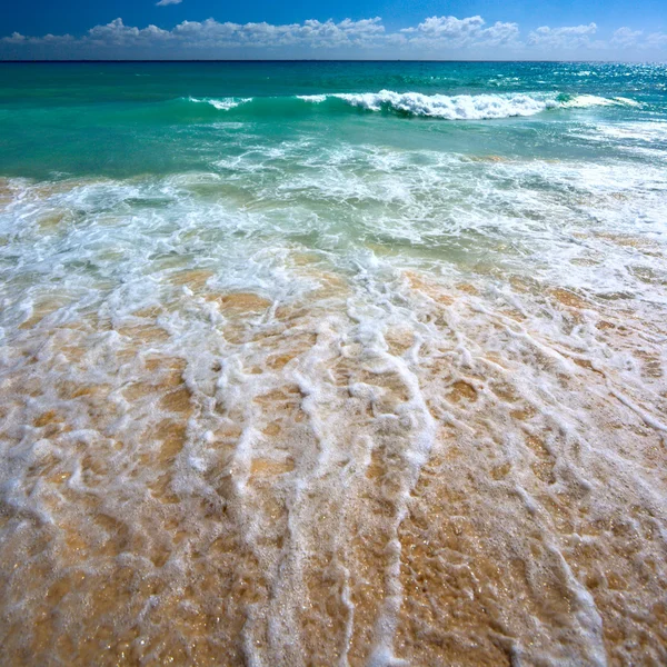 Bela praia e mar — Fotografia de Stock
