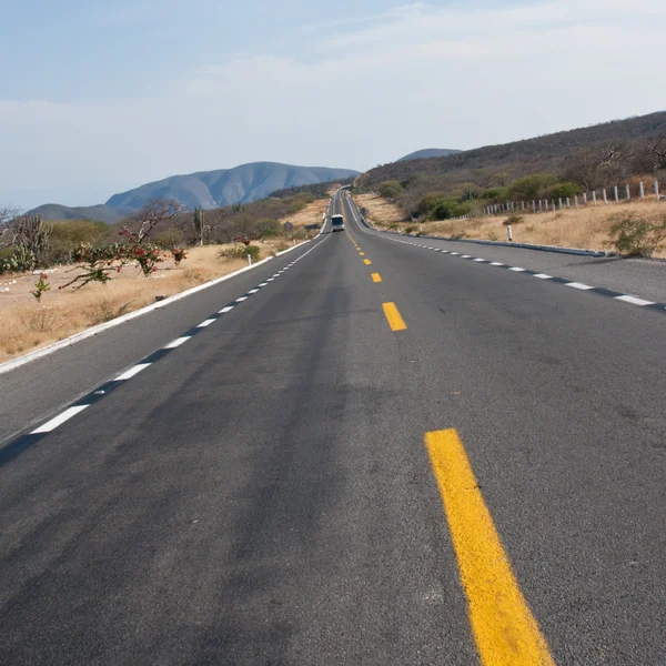 沙漠中的道路 — 图库照片