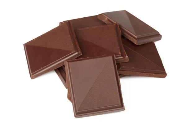 Hromada tmavé čokolády izolované — Stock fotografie