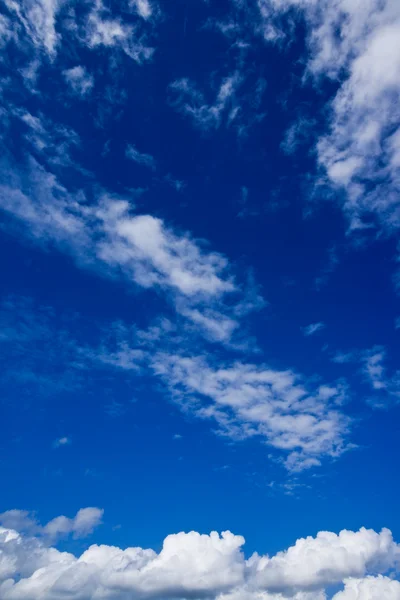 Weiße Wolken am Himmel — Stockfoto