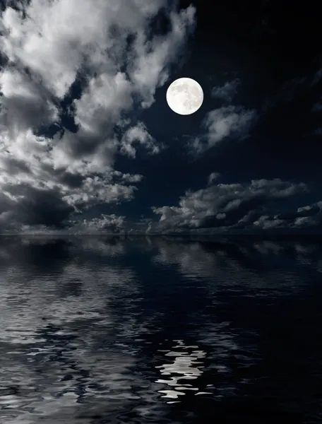Ay ve bulutların geceleri deniz üzerinde — Stok fotoğraf