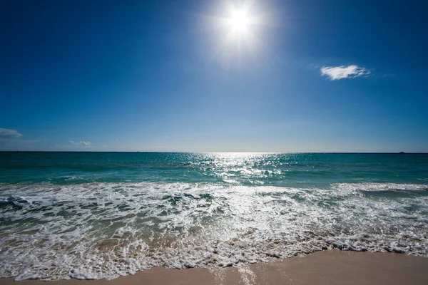 Güzel sahil ve deniz — Stok fotoğraf