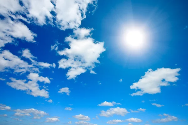 Sonne und weiße Wolken am Himmel — Stockfoto