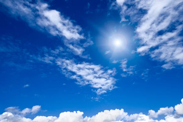 Άσπρα σύννεφα με ήλιο στον ουρανό — Φωτογραφία Αρχείου