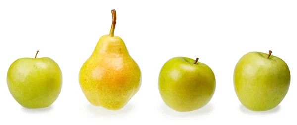 Drie groene appels en peren geïsoleerd — Stockfoto