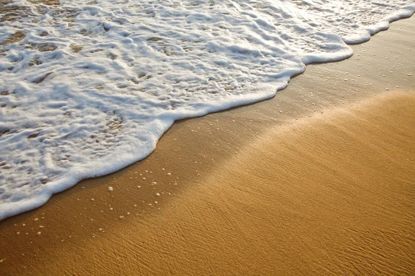 浪涌上沙滩 — 图库照片