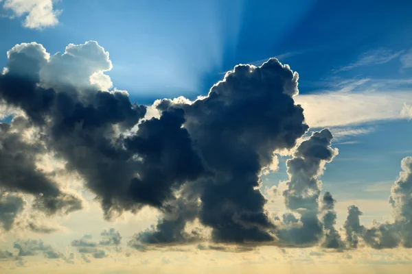 Облака в небе с солнечными лучами — стоковое фото
