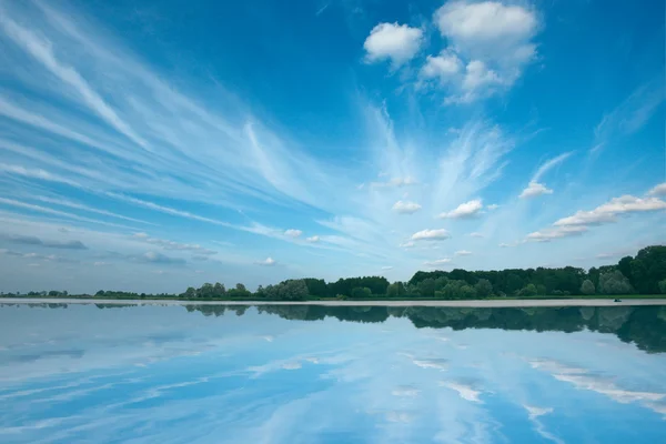 Lago tranquilo con hermoso cielo. Nesvizh, Bela — Foto de Stock