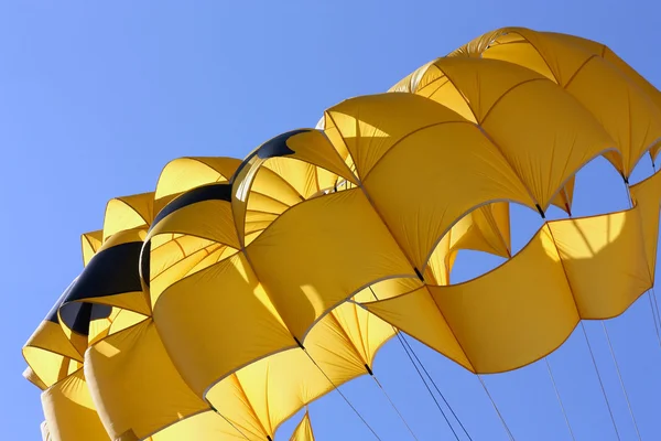 노란 낙하산 — 스톡 사진