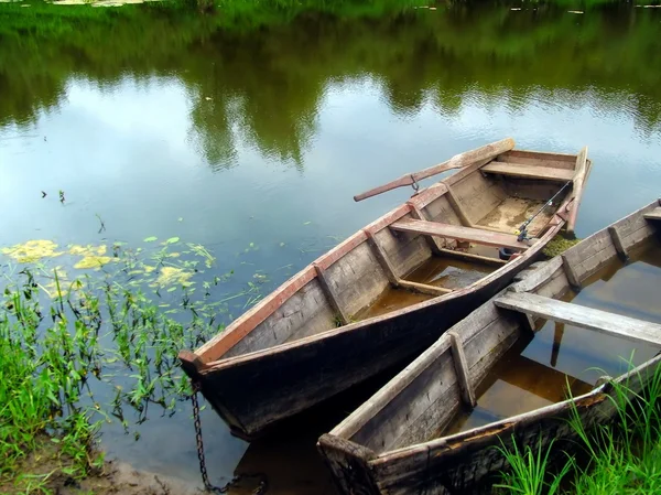 Bateaux de pêcheurs au bord de la rivière — Photo