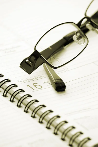 Geopende lege notebook en bril — Stockfoto