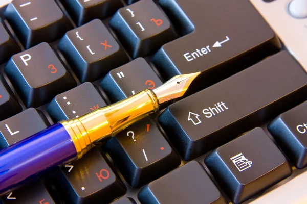 Penna på tangentbordet — Stockfoto