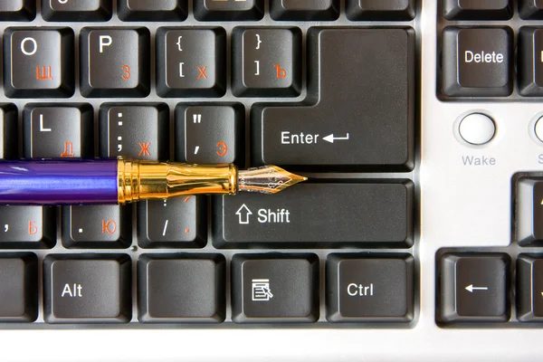 Stift auf Tastatur — Stockfoto