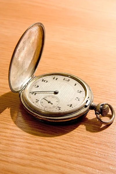 Bliska starego zegara na tle starodawny — Zdjęcie stockowe