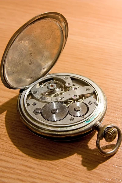 Primer plano del reloj viejo en backgr vintage — Foto de Stock
