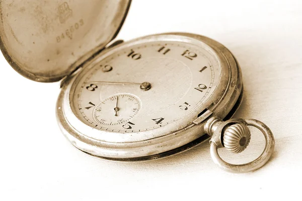 Крупный план старых часов на винтажном бэкгро — стоковое фото