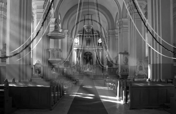 Christliche Innenkirche mit Lichtern — Stockfoto