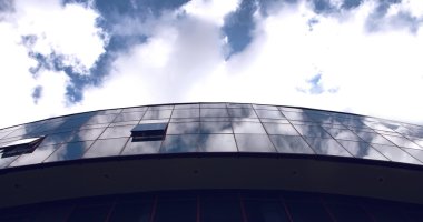 Ofis Binası ile bulutlar
