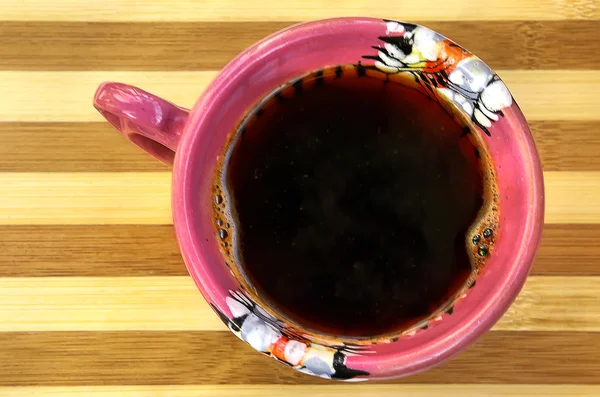 Šálek kávy na dřevěný stůl — Stock fotografie