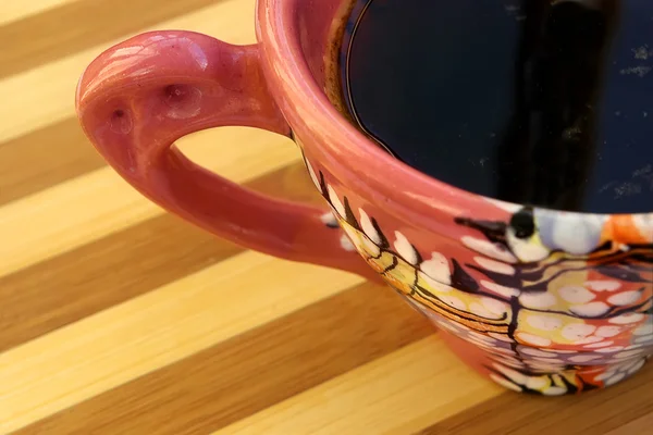 Tasse Kaffee auf dem Holztisch — Stockfoto