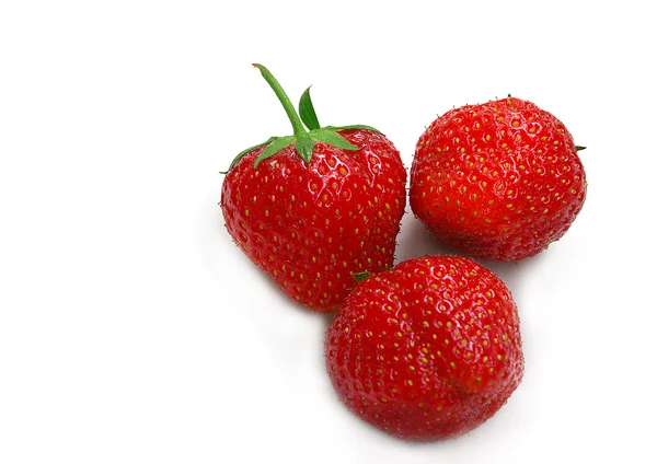 Trois fraises sur un blanc — Photo