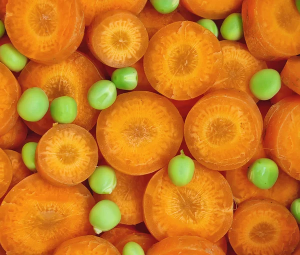 胡萝卜、 绿豌豆背景 — 图库照片
