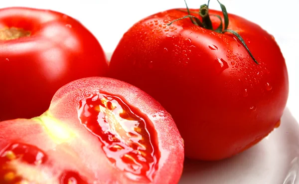 Pomidory na talerzu — Zdjęcie stockowe