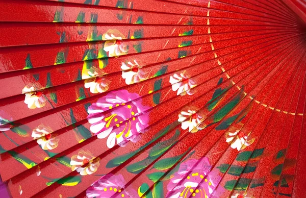 Abanico chino de madera roja sobre el blanco — Foto de Stock