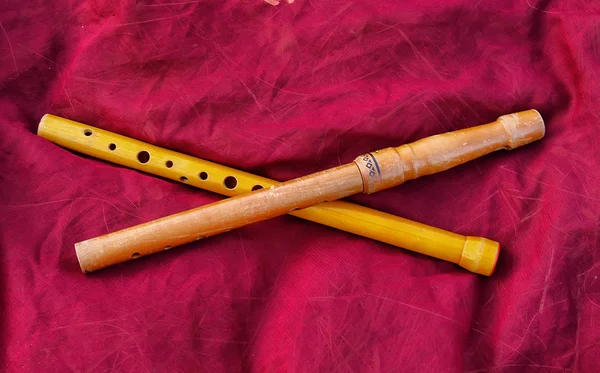 Zwei alte hölzerne Flöten — Stockfoto