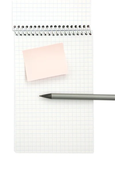 Notizbuch und Bleistift, isoliert auf weiß — Stockfoto