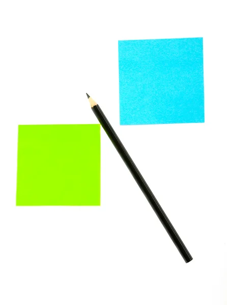 Bleistift auf weißem Papier mit Post-it — Stockfoto
