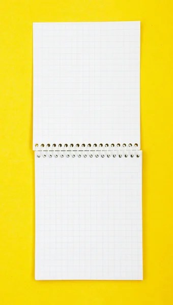 Livro de notas aberto, isolado nas costas brancas — Fotografia de Stock