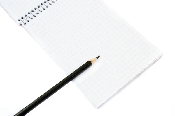 Livro de notas e lápis, isolados sobre branco — Fotografia de Stock