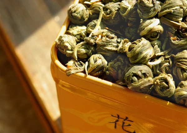 Geel vak met groene thee — Stockfoto