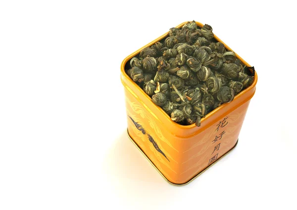 Желтая коробка с зеленым чаем — стоковое фото