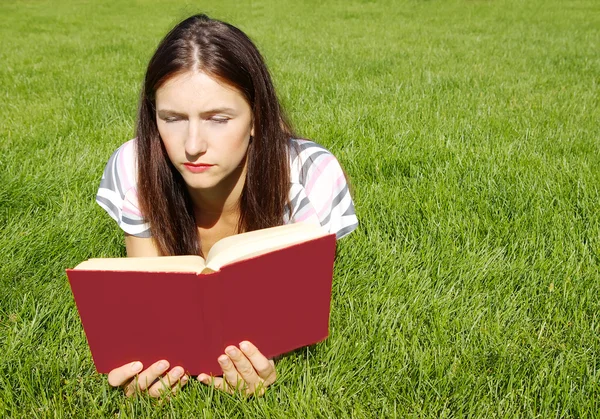 Kobiety czytanie książki — Zdjęcie stockowe