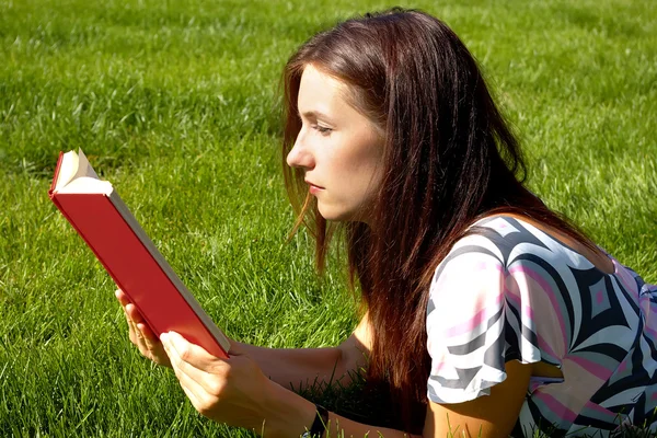 Kobiety czytanie książki — Zdjęcie stockowe